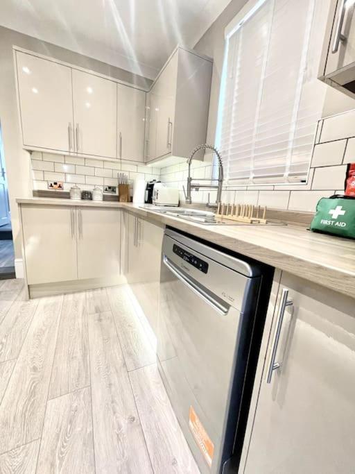 Spacious Modern Victorian House In Rochester Wainscot 외부 사진